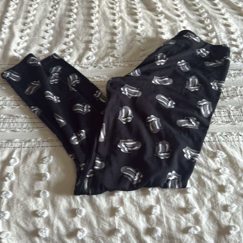 The Rolling Stones Black and White Leggings
Loc 4D